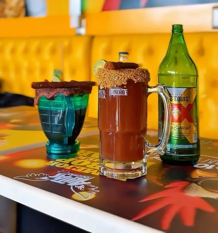 Micheladas escarchadas con chamoy y cerveza en la mesa